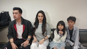 Faby Marcelia Mulai Kenalkan Kevin Pua pada Lingkungan Kerja Bersama Anak-Anak