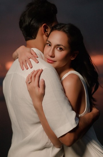 Pesona Harmonis Pevita Pearce dan Mirzan Meer dalam Pemotretan Pantai dengan Estetika Klasik