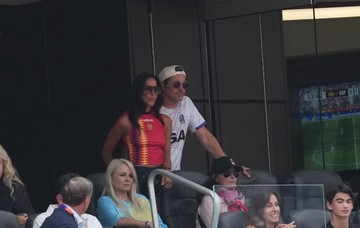 Momen Romantis Brad Pitt dan Ines de Ramon di Tengah Kemeriahan Piala Dunia Amerika Serikat