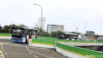 TransJakarta Koridor 13 Alihkan 7 Layanan Imbas Gelaran Lari Pagi Ini
