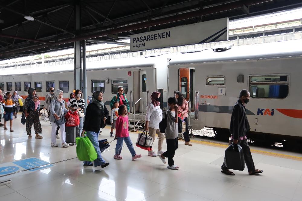 Rekomendasi 5 Jalur Kereta Api Terpanjang di Indonesia untuk Petualangan Pemandangan Epik