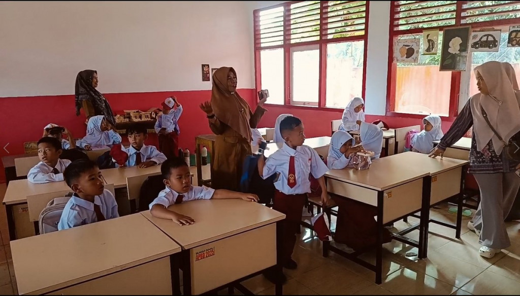 Antusiasme Memuncak di Hari Pertama Sekolah: Perebutan Bangku Depan Siswa SD, Orang Tua Ungkap Kekhawatiran