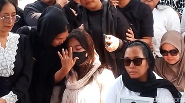 Simson Rarameha Dimakamkan: Momen Haru Keluarga di Tanah Kusir