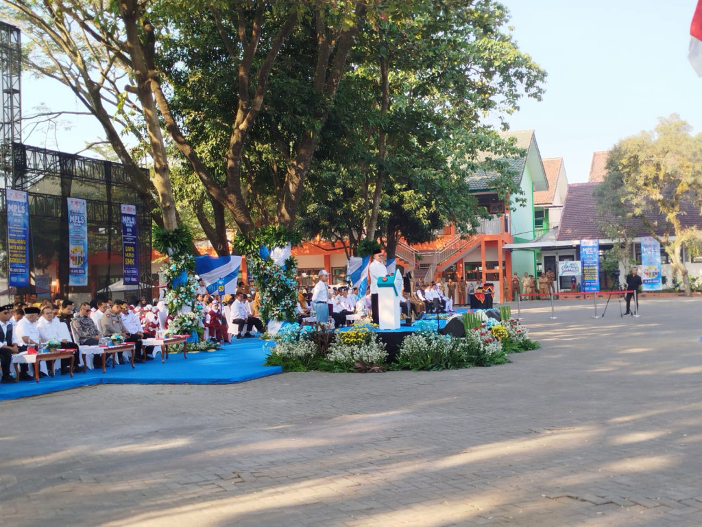 Sekolah Jadi Rumah Kedua: Inisiatif Mendikdasmen Sambut Siswa Baru 2026