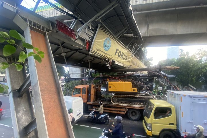 Insiden Truk Ekskavator Lumpuhkan Arus Lalu Lintas Mampang, JPO Terancam Rusak