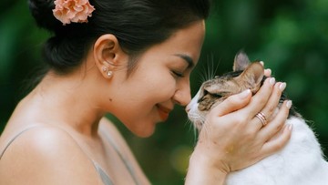 Perayaan Penuh Kasih: Ariel Tatum Berikan Momen Istimewa untuk Kucing Kesayangannya