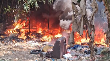 Lahan Kosong di Cibinong Terbakar Akibat Kelalaian Pembakaran Sampah