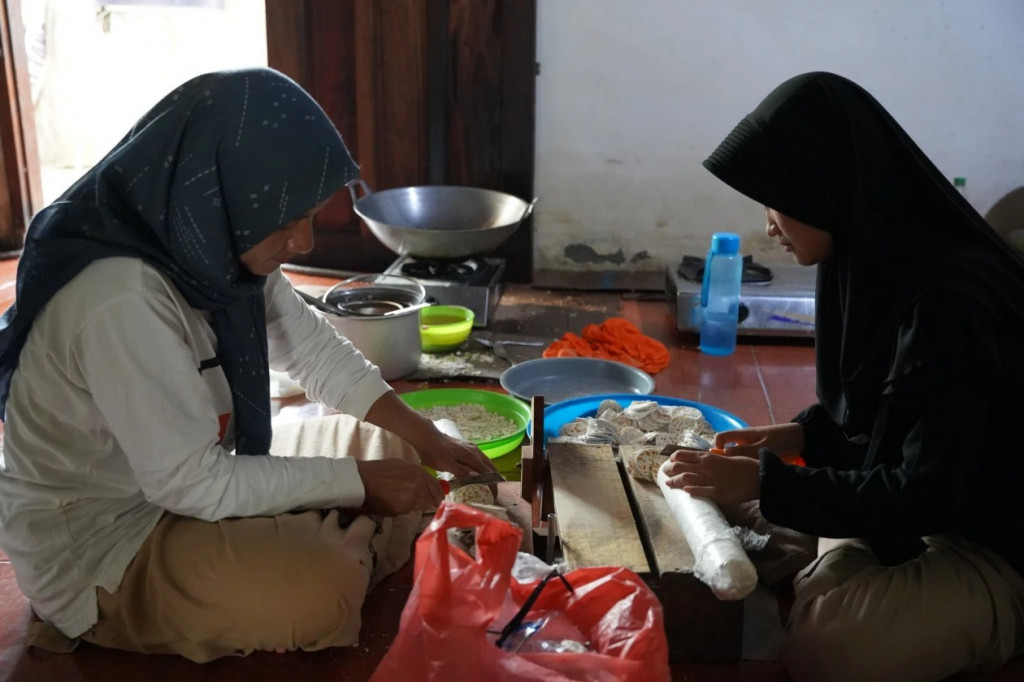 Dari Gerobak Keripik ke Ruang Kuliah FK UGM: Inspirasi Tiara Raih Beasiswa Penuh