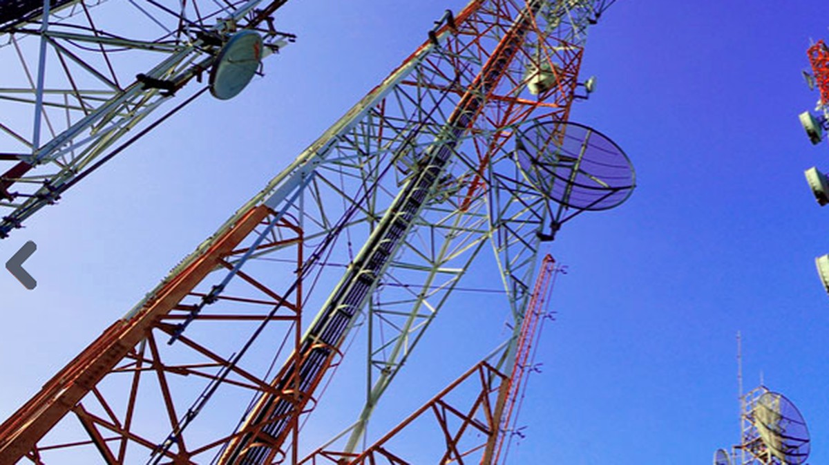 Perebutan Spektrum Frekuensi 700 MHz dan 2,6 GHz: Strategi Tiga Operator Telekomunikasi Unggulan Indonesia Terungkap