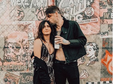 Vokalis Beartooth, Caleb Shomo, Akhiri Pernikahan Setelah Ungkap Identitas Diri