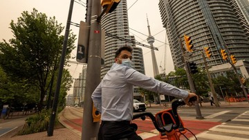 Kualitas Udara Toronto Memburuk Akibat Asap Kebakaran Hutan dan Gelombang Panas
