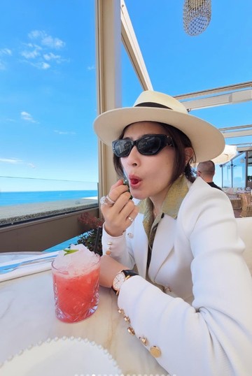 Pesona Klasik Prilly Latuconsina di Prancis: Tampilan 'Old Money' yang Memikat Perhatian