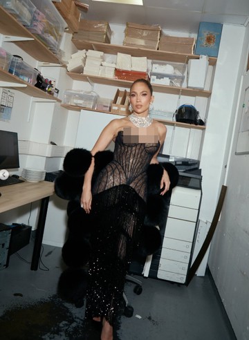Pesona J.Lo di Paris: Pesta Ulang Tahun ke-57 dengan Tiga Busana Spektakuler dan Kilau Berlian Ratusan Karat