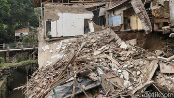 Longsor Bandang di Gegerkalong: Masjid, Madrasah, dan Rumah Warga Tergerus Bencana