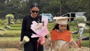 Momen Haru Kelulusan TK Gewa: Ziarah ke Makam Glenn Fredly, Ungkap Kerinduan Sang Ibu
