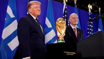 Momen Tak Terduga: Trump dan Infantino Bawa Trofi Piala Dunia 2026 Disambut Sorakan Campur Cemoohan di MetLife