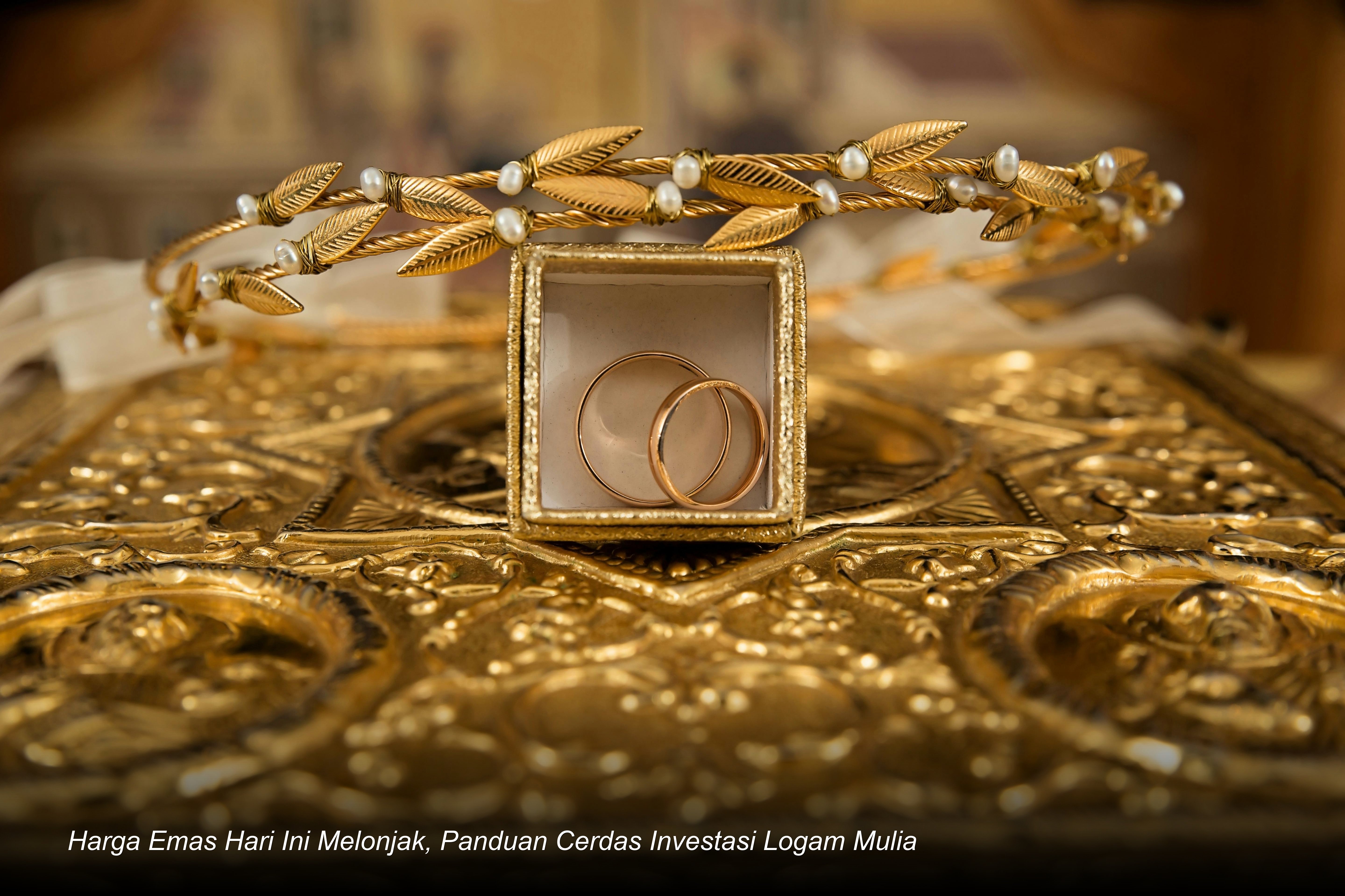 Emas batangan berkilau yang ditumpuk rapi di atas grafik pergerakan harga yang sedang menunjukkan tren naik.