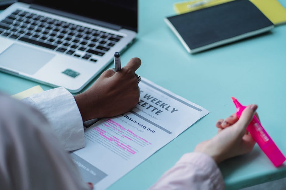 Seorang mahasiswa sedang serius mempelajari materi di laptop untuk meningkatkan kualifikasi pendaftaran beasiswa.